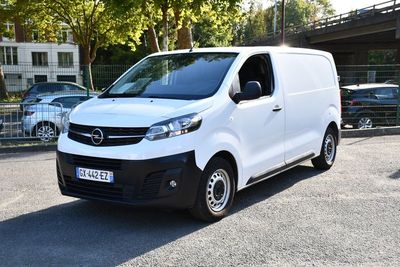 une camionnette blanche garée dans un parking