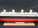 une maquette de bateau exposée sur une table