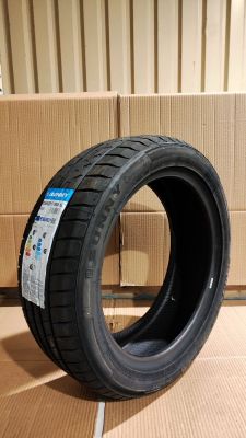 un gros plan d'un pneu posé sur une boîte en carton