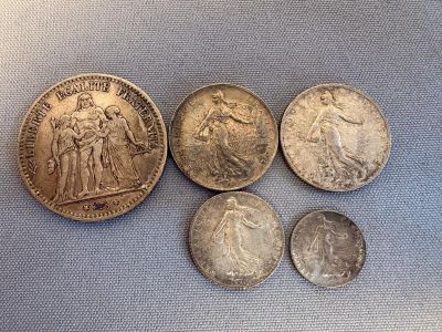trois pièces d'argent sur lesquelles figurent les portraits d'une femme et d'un homme