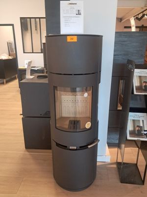 une photo d'un poêle moderne dans un magasin