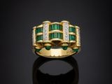 une bague en émeraude et diamant