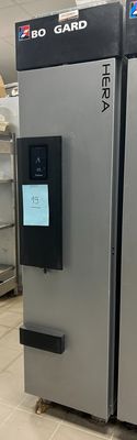 une photo d'un réfrigérateur dans une cuisine, avec une affiche sur la porte