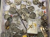 une boîte remplie de bijoux variés en argent et en or