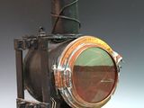 une locomotive à vapeur d'antan équipée d'un phare