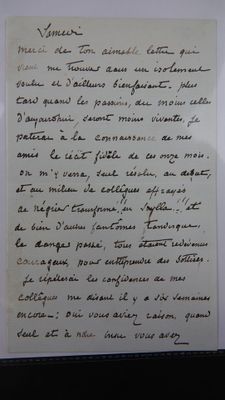 une vieille lettre manuscrite écrite à l'encre noire sur un morceau de papier