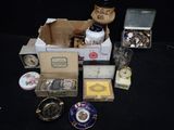 un grand nombre d'objets posés sur une table