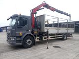 un gros camion équipé d'une grue à l'arrière