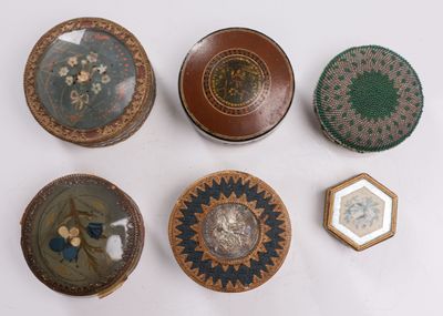 Ensemble de six boîtes à bonbons en carton à décor floral.