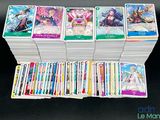 beaucoup de cartes empilées les unes sur les autres