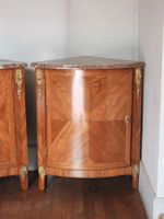 PAIRE D'ENCOIGNURES en placage de bois de rose marqueté en a… (photo 6)