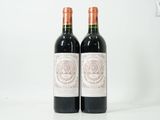 deux bouteilles de vin rouge posées sur une table blanche