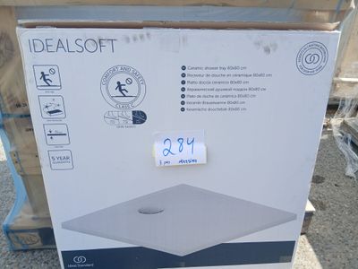emballage d'un nouvel ordinateur portable MacBook Air dans une boîte