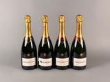 trois bouteilles de champagne sont alignées les unes à côté des autres