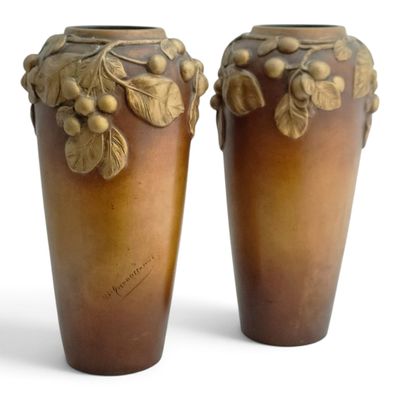 two vases that are sitting next to each other