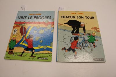 Deux livres pour enfants sont posés sur une table blanche