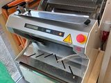 l'image d'une machine posée sur une table