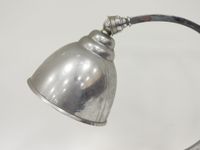 LAMPE en aluminium, fût courbé. (photo 3)