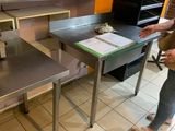 une femme debout dans la cuisine en train de préparer à manger