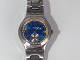 une montre en argent avec un cadran bleu sur un fond blanc