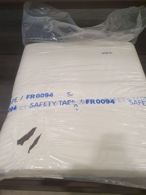 un paquet de papier toilette posé sur une table