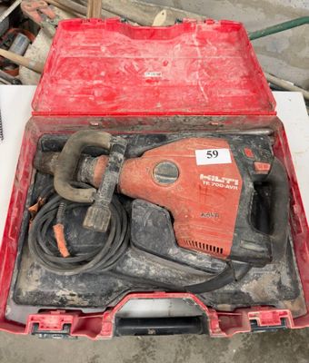 une boîte rouge contenant un marteau et d'autres outils