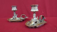 Paire de bougeoirs à main en bronze doré, décor de sphinges,… (photo 3)
