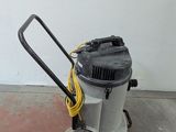 a machine that is sitting on the floor in the room