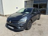 une voiture grise garée devant un bâtiment