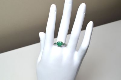 Une bague en argent sertie de 1,50 cts env d'émeraudes facet…