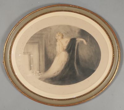 une vieille photo d'une femme en robe blanche dans un cadre doré