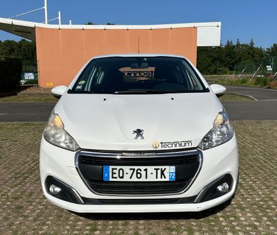 la vue de face d'une voiture blanche garée dans un parking