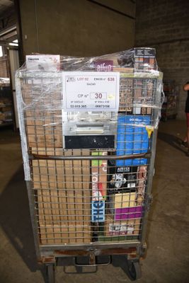 un chariot chargé de nombreux livres dans un entrepôt