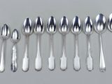 six cuillères et six cuillères sont alignées sur une table
