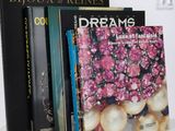 plusieurs livres sont empilés sur une table