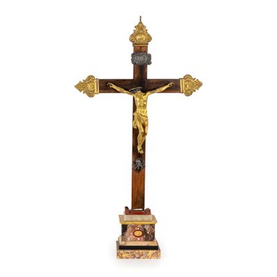 un crucifix ancien avec une statue de Jésus sur la croix