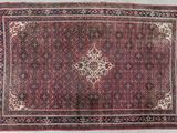 un tapis rouge et noir orné d'un médaillon
