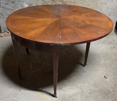 une image représentant une table en bois avec un plateau circulaire