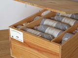 une boîte en bois contenant plusieurs rouleaux de papier toilette