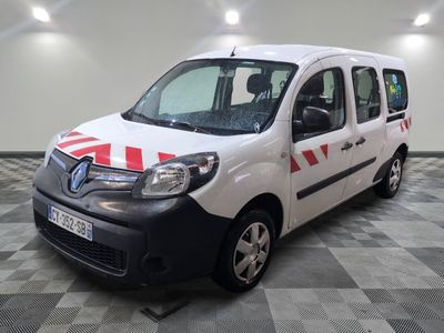 la camionnette blanche est garée sur un sol en damier dans le garage
