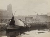 un bateau amarré près d'un bâtiment