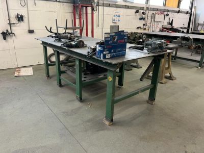 une photo d'un établi dans un atelier, sur lequel sont posés des outils