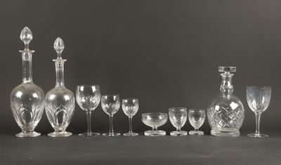 un groupe de verres à vin et une carafe sur une table
