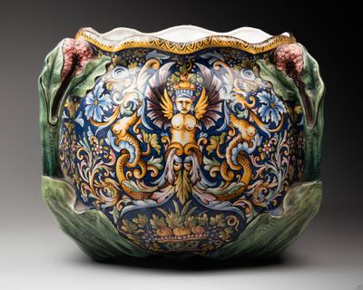 un grand vase orné d'un motif à l'intérieur