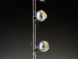 un lampadaire fixé à un poteau métallique et comportant trois lampes