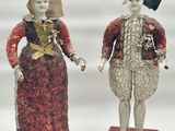 deux figurines d'un homme et d'une femme debout l'un à côté de l'autre