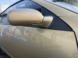 un gros plan du rétroviseur latéral d'une voiture sur lequel est collé un autocollant