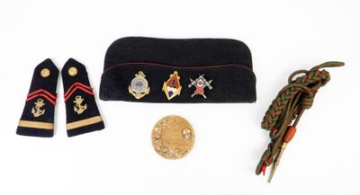 une image représentant un chapeau, une écharpe, une médaille et d'autres objets posés sur une surface blanche