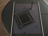 une tablette posée sur une table en verre