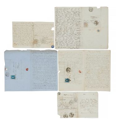 un tas de vieilles lettres et de timbres posés sur une feuille de papier